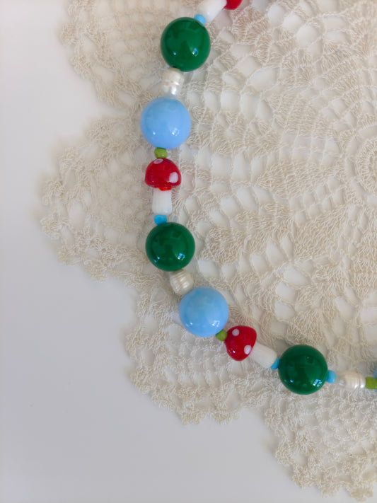 collar de esmeralda verde y seda azul