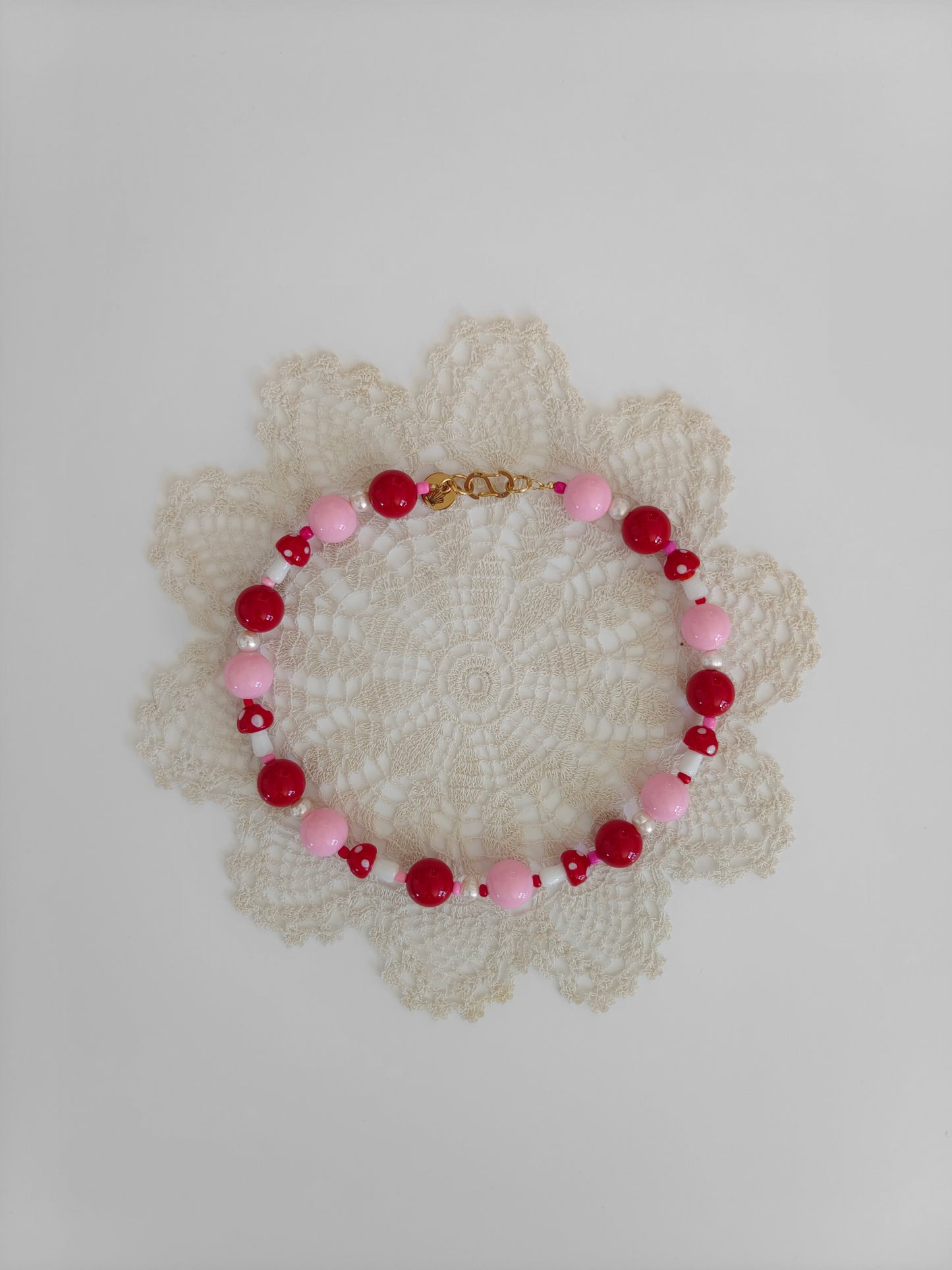 collar de rosa y seda roja