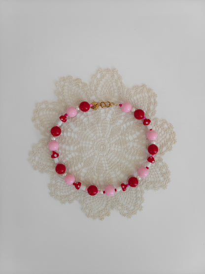 collar de rosa y seda roja