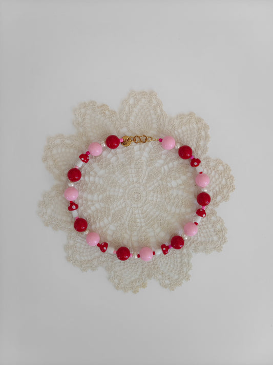 collar de rosa y seda roja