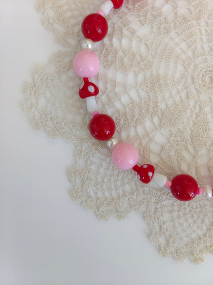 collar de rosa y seda roja