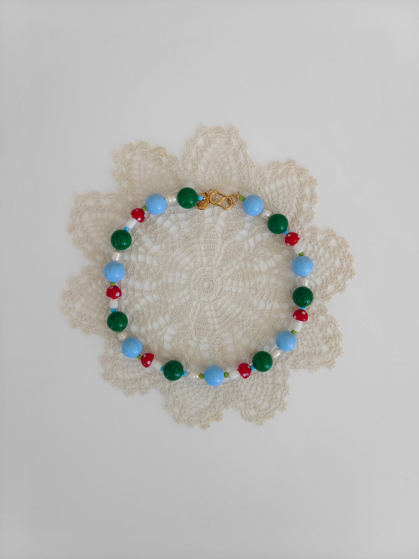 collar de esmeralda verde y seda azul