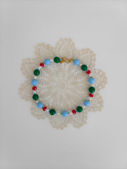 collar de esmeralda verde y seda azul